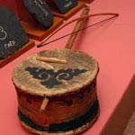Традиционный струнный музыкальный инструмент дучикэ. Дерево, береста, рыбья кожа (кета, сазан), орнамент, ткань, конский волос. 1986