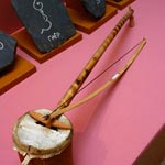 Традиционный струнный музыкальный инструмент дучикэ. Дерево, береста, кожа кеты, конский волос. 1986
