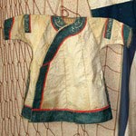 Халат детский. Кожа кеты, вырезной орнамент, прошитый шелковой нитью. Автор Ю. Д. Самар. Комсомольский район, 2010