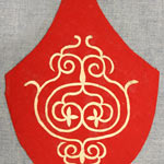 «Чейшуйки» – заготовки для спинки праздничного или свадебного халата. Зооморфный орнамент, наклеенный на черную ткань и зооморфный орнамент с элементом трилистника, наклеенный на красную ткань