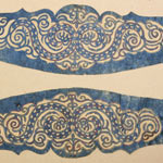 Орнамент из окрашенной рыбьей кожи, наклеенный на ткань и пришитый швом «прикреп».  Заготовка для украшения рукавов халата. Мотив «Драконы»