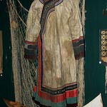 Согбома тэтуэ – женский повседневный халат из рыбьей кожи. 30-е годы XX века. Автор неизвестен. Кожа кеты, ткань, вышивка, металлические подвески ачан